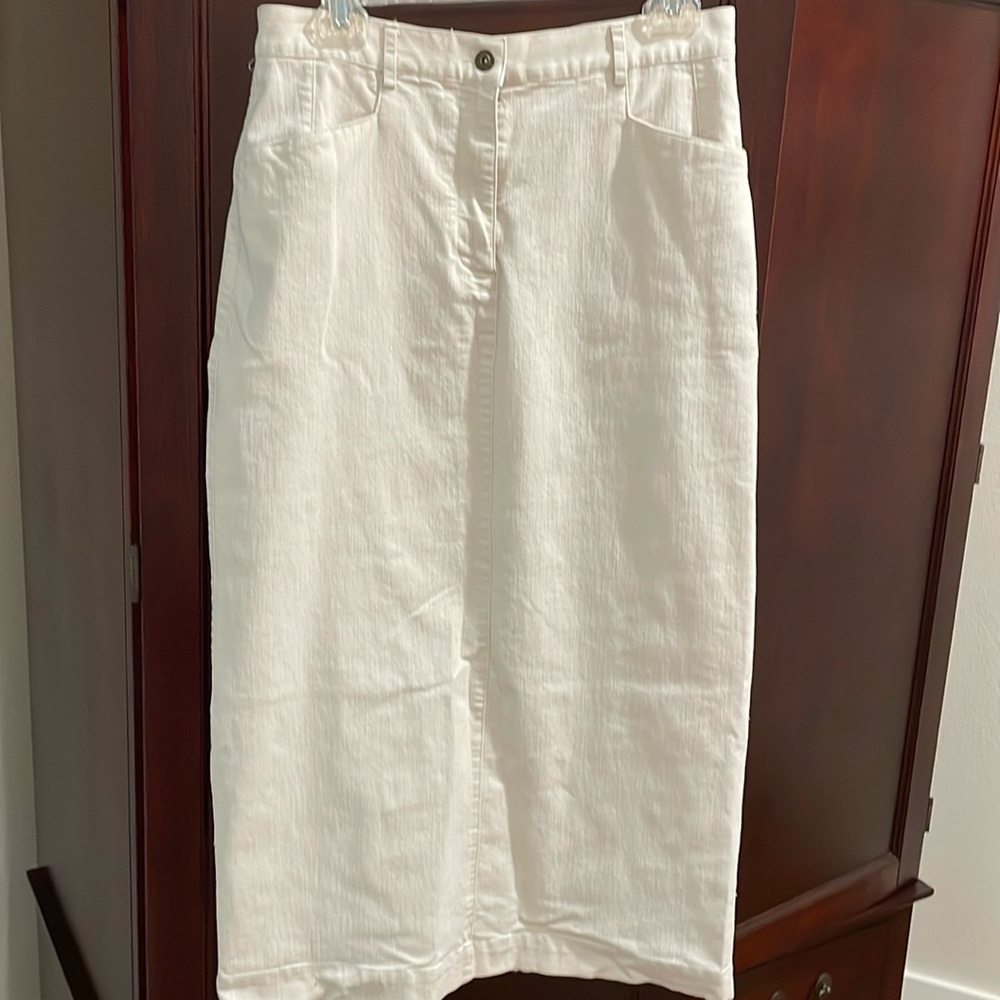 Women’s straight skirt with stretch